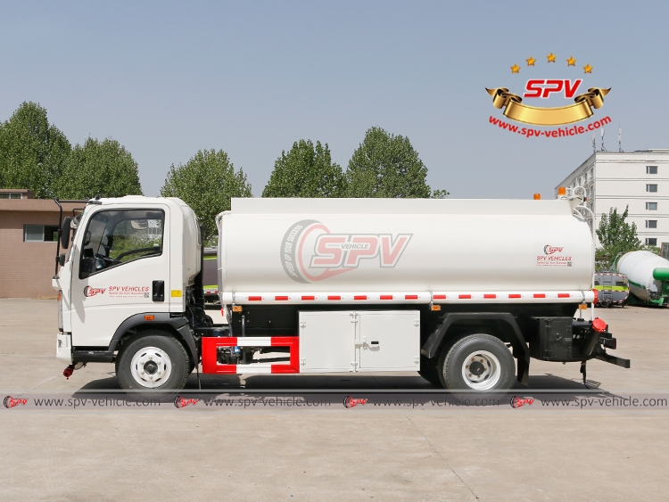 80,00 Litres Fuel Dispenseing Truck Sinotruk - Left Side